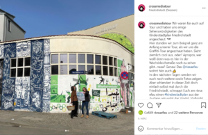 Screenshot aus dem Instagram-Kanal der CrossMedia Tour. Zu sehen sind zwei junge Frauen, die mit dem Kinderstadtplan Friedrichstadt am riesa efau stehen.