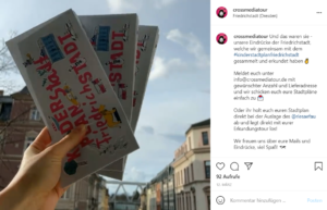 Screenshot aus dem Instagram-Kanal der CrossMedia Tour zum Kinderstadtplan Friedrichstadt. Zu sehen sind drei nach oben gehaltene Kinderstadtpläne vor einer Straße in Friedrichstadt.