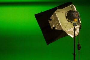Zu sehen ist ein Fotolicht auf einem Stativ vor einem grünen Hintergrund